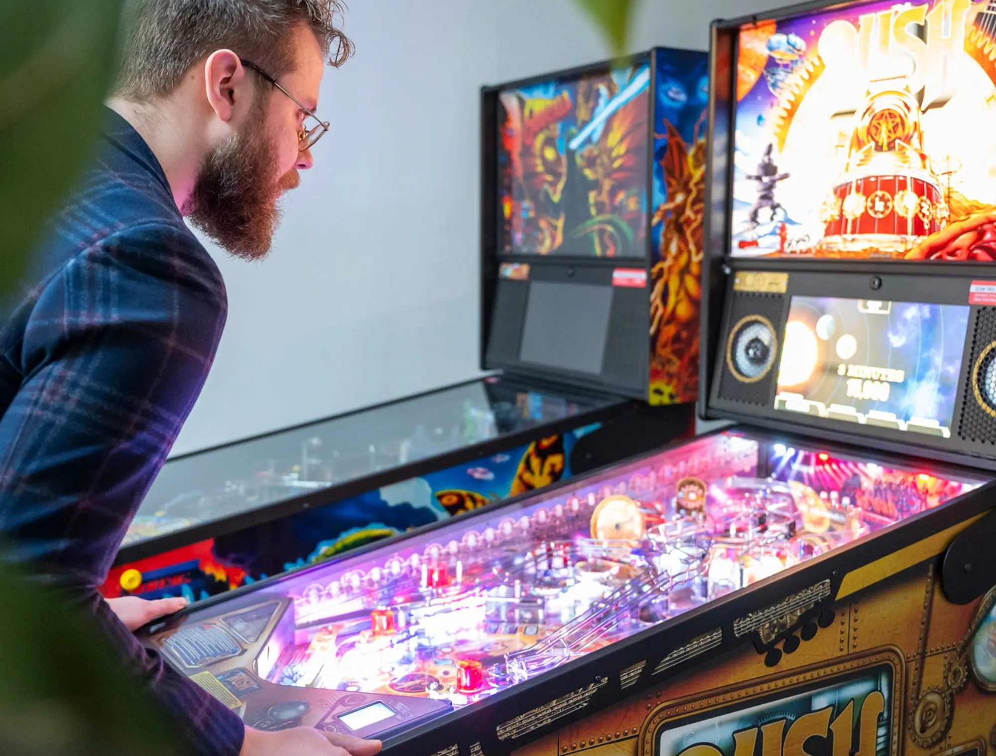 Yellenge medewerker flipperkast