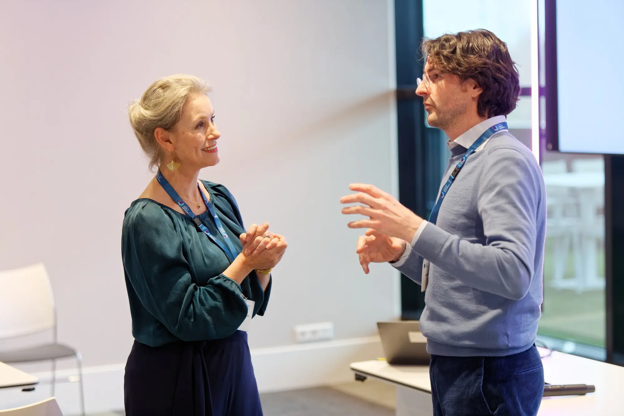 Eventmanager in gesprek met spreker