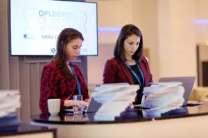 Yellenge medewerkers bij balie