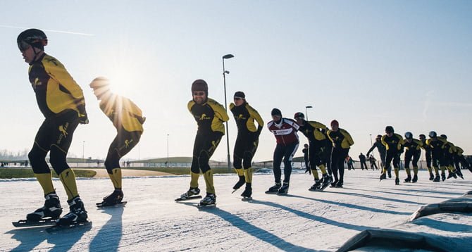 Samen schaatsen tijdens de Clinic bij Flevonice Foto: Vincent Riemersma